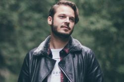 Photo d'un model homme avec une veste en cuir