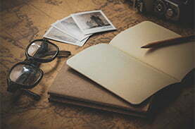 carnet de voyage et lunettes