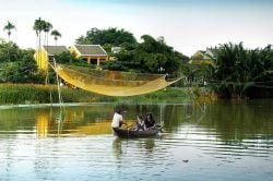 Couple de touriste sur une barque à Hoi An