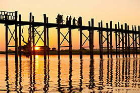 pont sur pilotis au couché du soleil en Birmanie