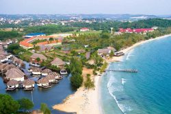 Plage et habitations à Sihanoukville