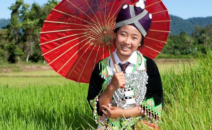 Hmong au Laos tenant une ombrelle