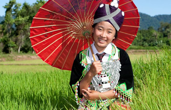 Hmong au Laos tenant une ombrelle