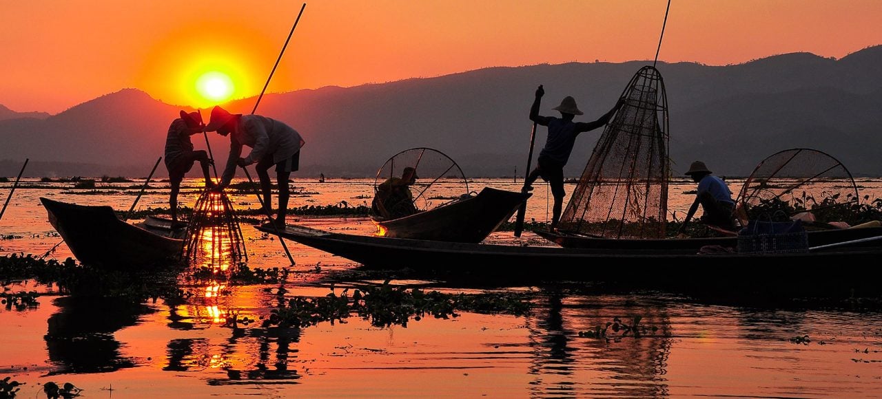 mandalay Birmanie pêche au couché du soleil