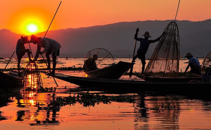 mandalay Birmanie pêche au couché du soleil