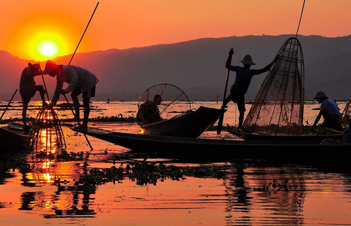 mandalay Birmanie pêche au couché du soleil