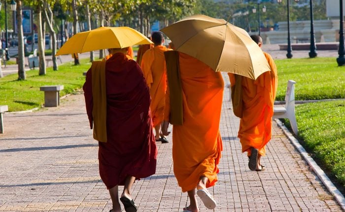 moines bouddhiste marchant en ville avec parapluies, Cambodge