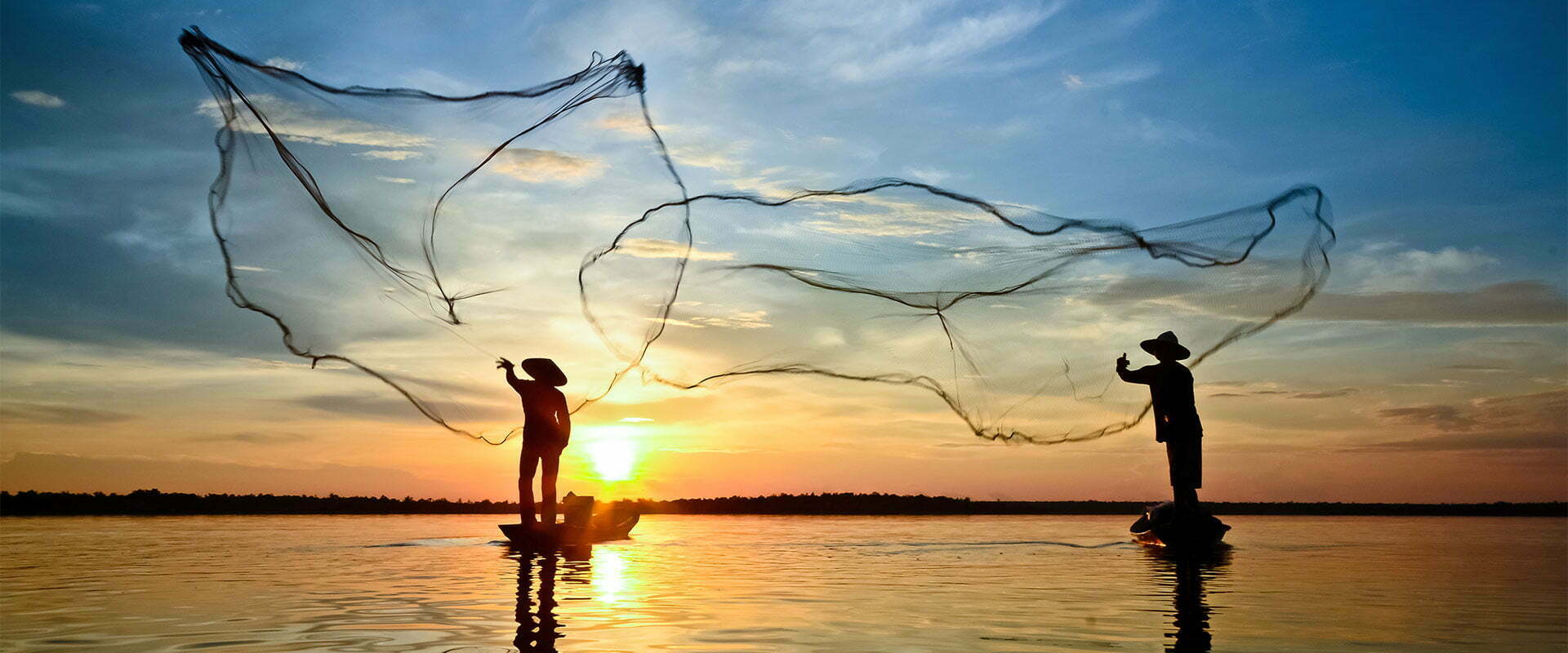 Pêcheurs lançant leurs filets au lever du soleil