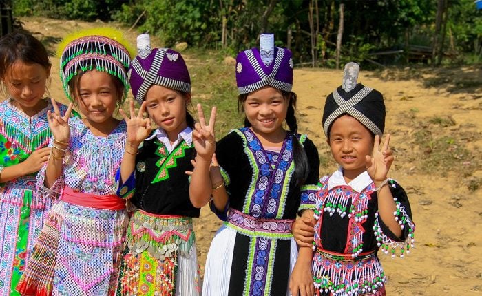 Laos enfants en tenues traditionnelles