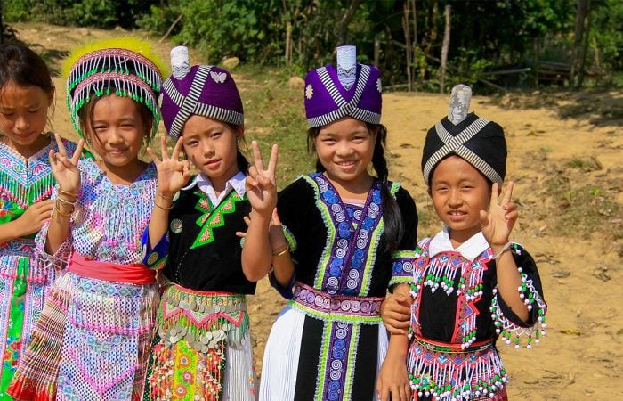 Laos enfants en tenues traditionnelles
