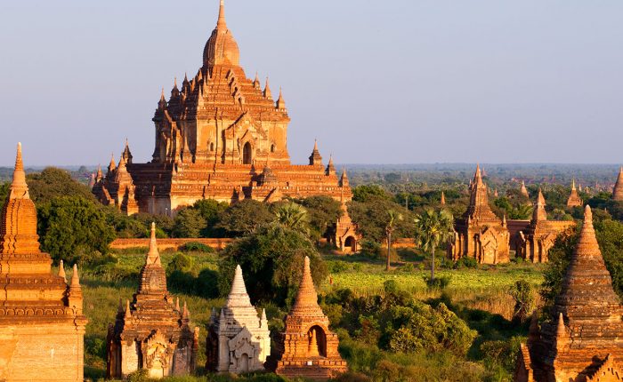 Les rayons du soleil éclairent un temple en pierre à Bagan