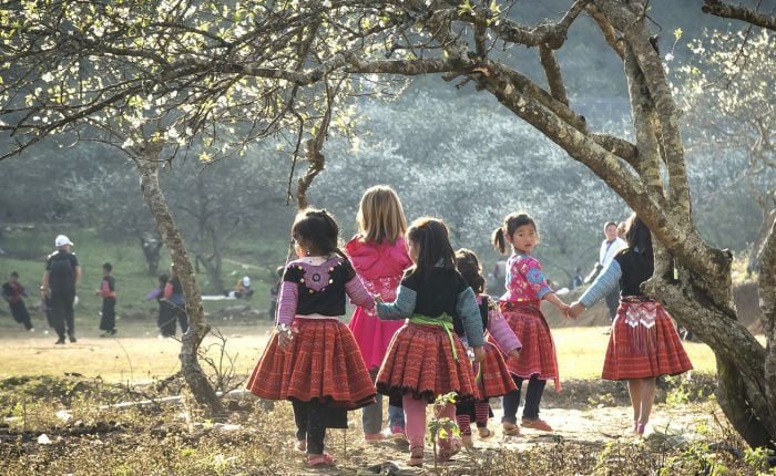 Groupe d'enfants habillés traditionnellement