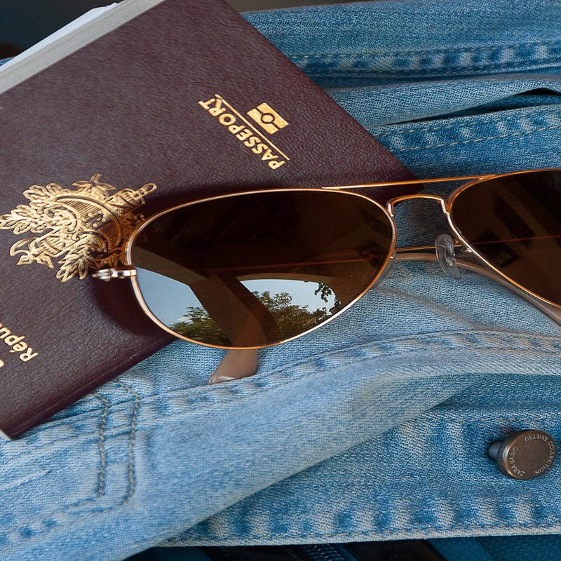 Passport, lunette de soleil et veste en jean