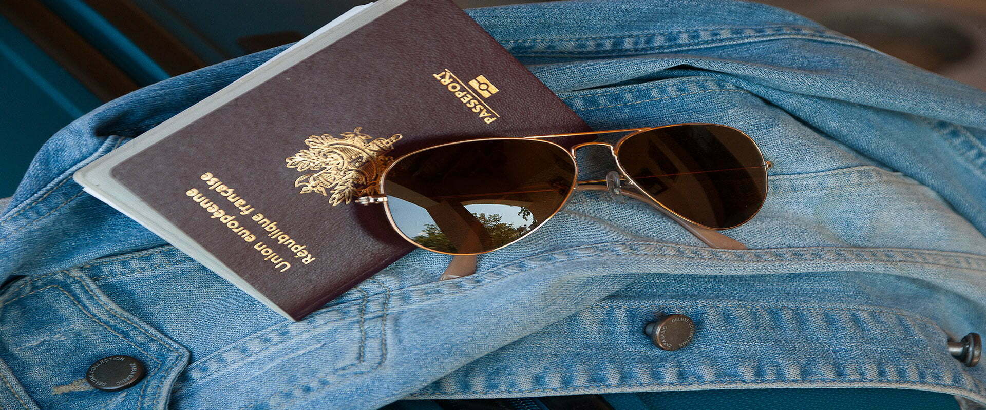 Passport, lunette de soleil et veste en jean