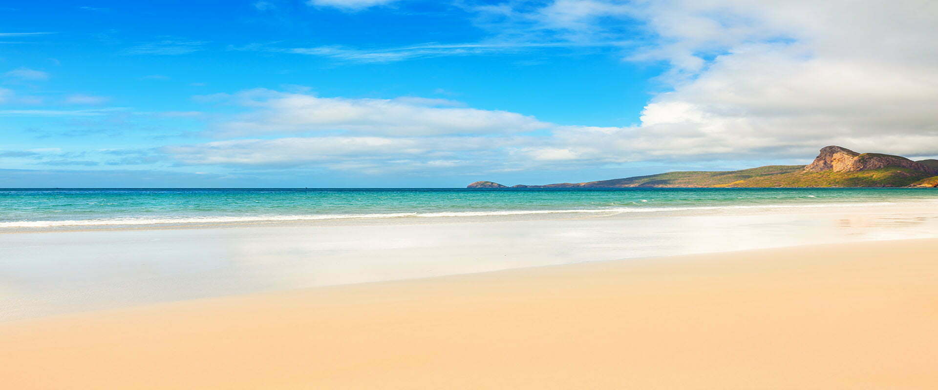 Plage de sable fin, eau turquoise et ciel bleu à Con Dao