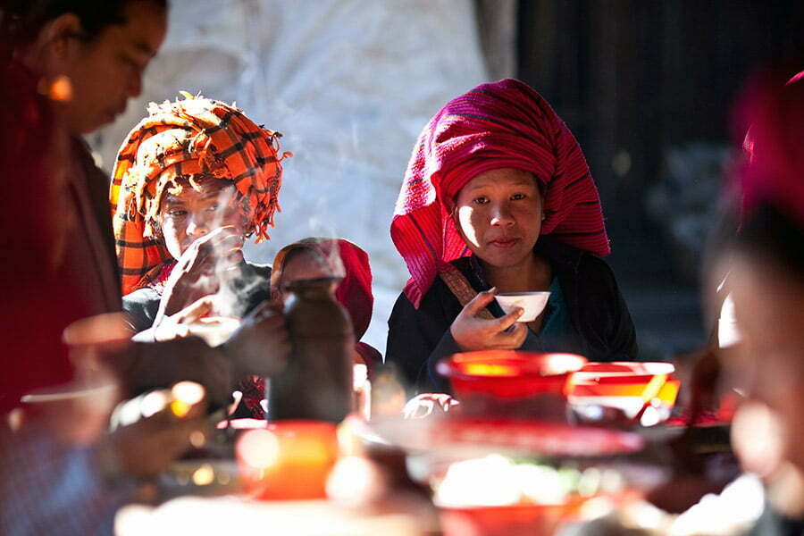 lac inle birmanie, femme en habit traditionnels