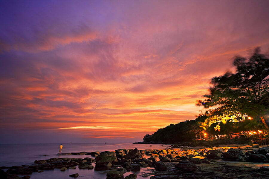 sihanoukville cambodge, plage de rocher au couché du soleil