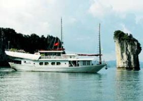 Bateau de luxe sur la baie d'Halong