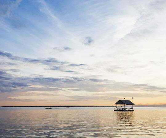 Maison isolée au milieu d'une étendue d'eau