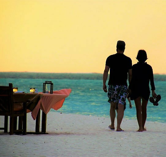 couple sur la plage prêt à dîner, Birmanie