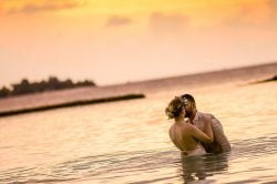 couple de mariés s'embrassant dans la mer, Cambodge