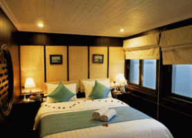 Lit double luxueux à bord d'une jonque