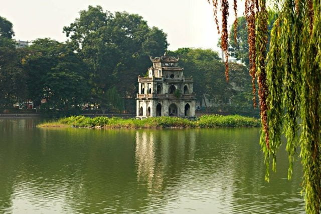 L'Îlot de la tortue au milieu du lac Hoan Kiem à Hanoi