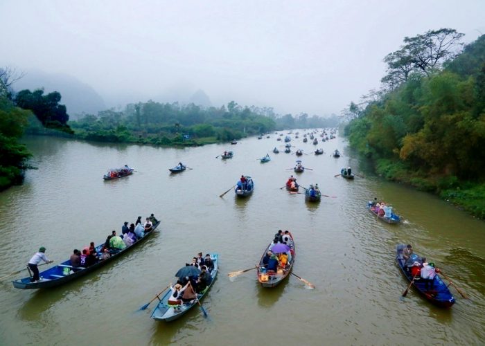 barques sur la rivière de la pagode des parfums
