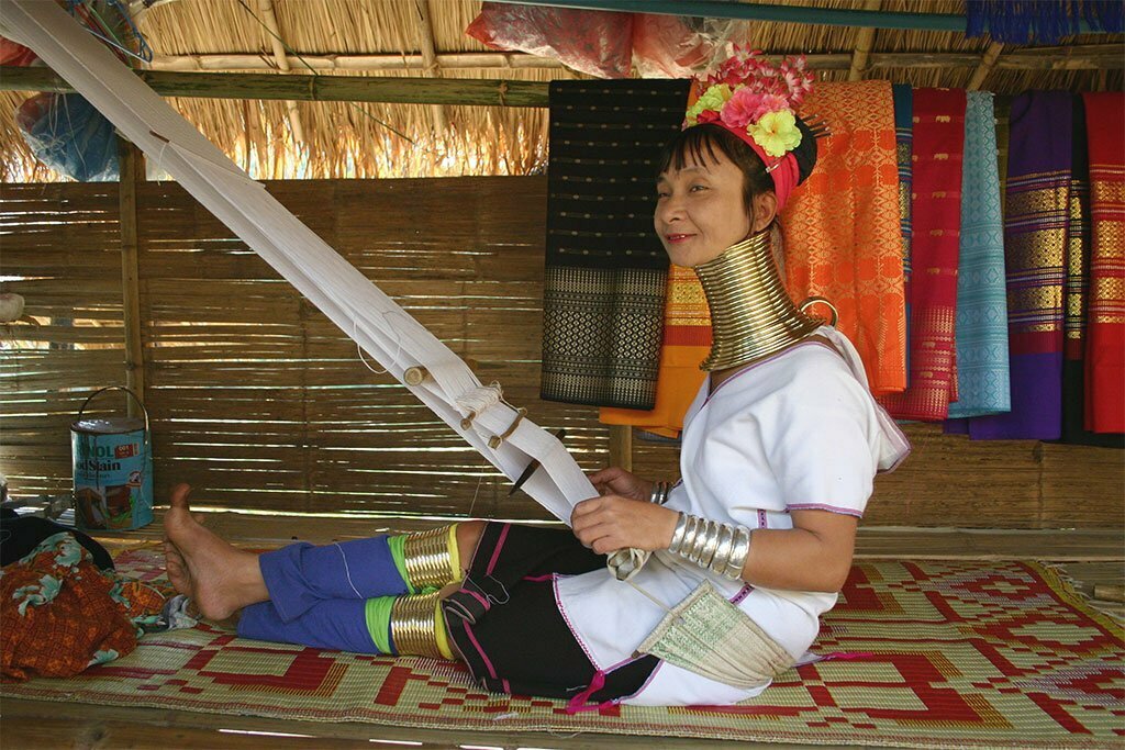 Femme girafe travaillant le tissu