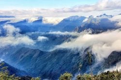 Mer de nuages entre les montagnes au Vietnam