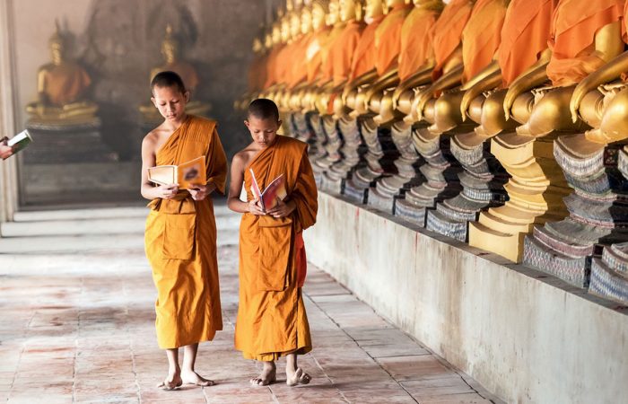 Trois jeunes moines en pleine lecture