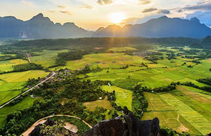 quand partir au laos - Coucher de soleil dans une vallée au Laos
