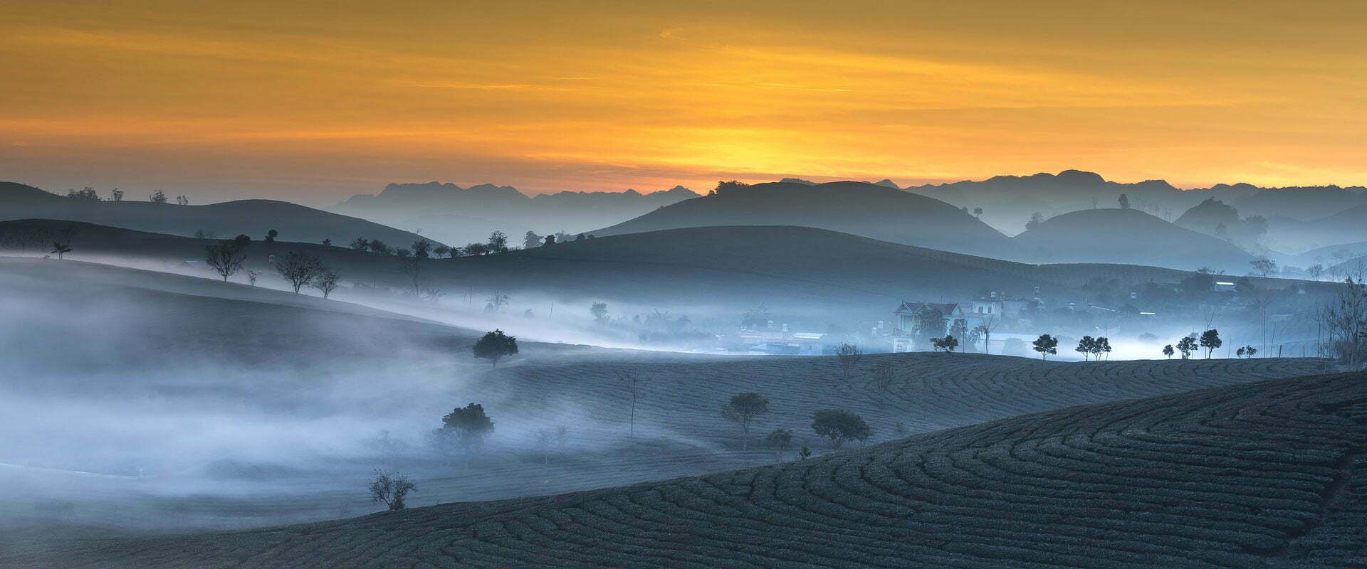Lever de soleil et brume matinale dans la vallée vietnamienne