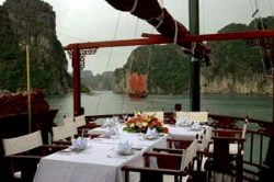 Repas luxueux sur le pont d'une jonque sur le Mékong