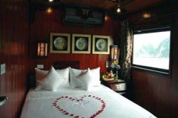 Lit double avec un coeur en pétales à bord d'une jonque