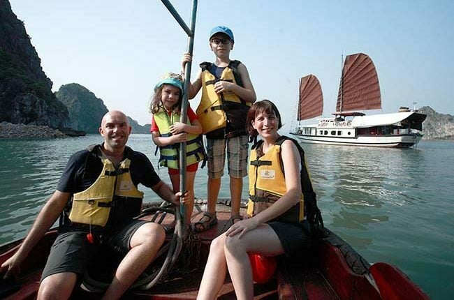 Famille sur le bateau d'Halong