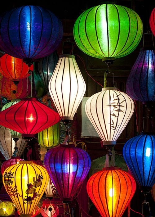 Lanternes traditionnelles illuminent les rues de Hoi An, Vietnam.