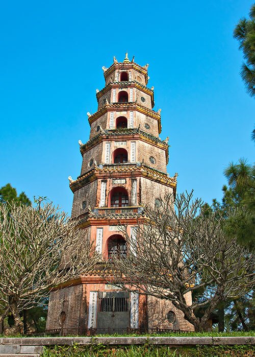 La Pagode de Thiên Mụ à Huế, célèbre pour son architecture unique et sa spiritualité profonde.