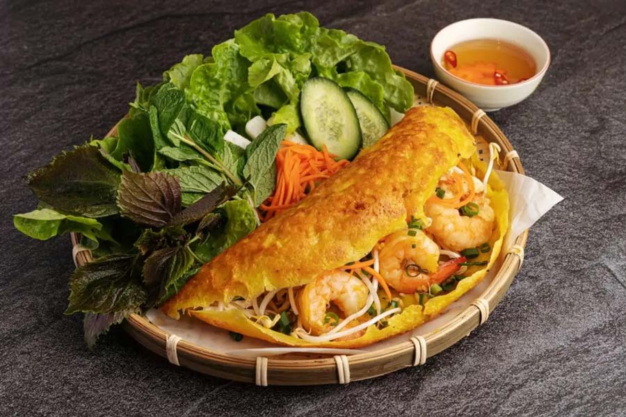 Le Banh Xeo est l'un des plats de rue vietnamiens au centre