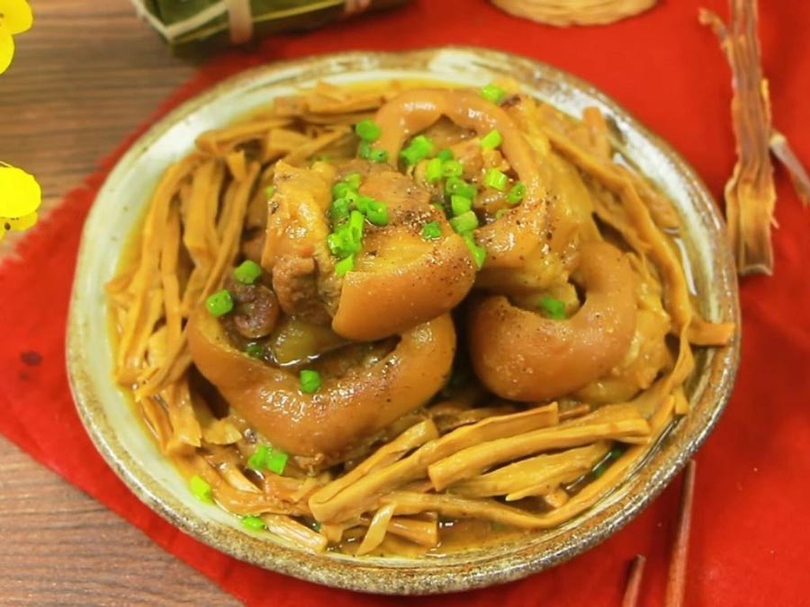 Canh măng chân giò