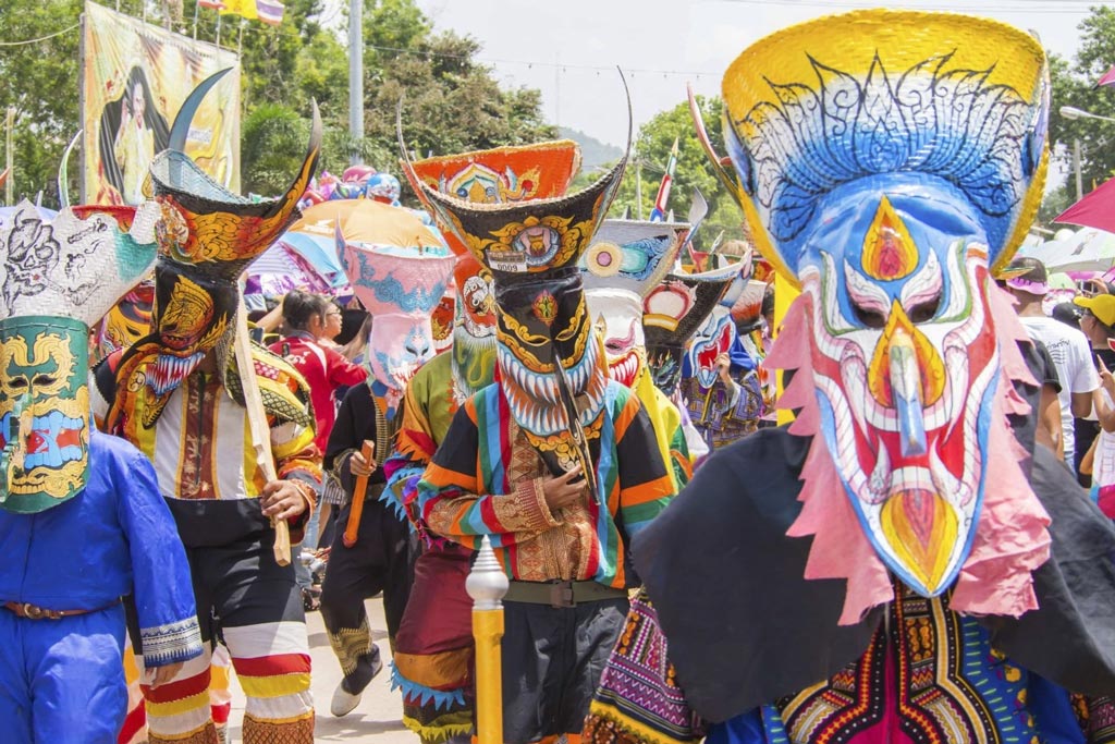 Festival des esprits Phi Ta Khon est l'un des festivals thailandais